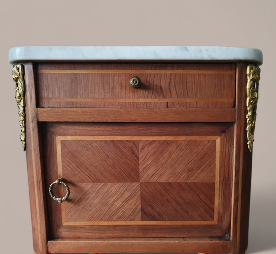 Image 1 of Bijzettafel in Louis XVI-stijl met marqueterie - Marmeren blad en verguld bronzen decoraties