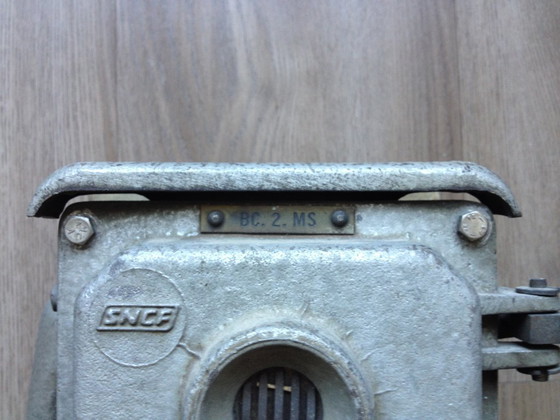 Image 1 of Altes Klingeltelefon, industrieller SNCF-Bahnhof