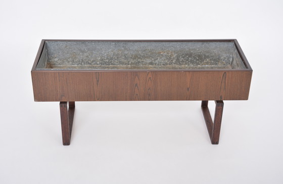 Image 1 of Elegante jardinera danesa de madera de mediados de siglo con tina de metal incrustada