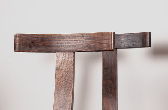 Image 1 of Set aus 4 skandinavischen Stühlen aus massiver Ulme, Modell T im Stil von Olavi Hanninen.