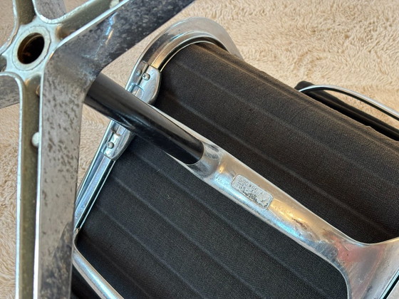 Image 1 of Chaise en aluminium modèle EA 105, conçue par Eames pour Herman Miller, années 1970