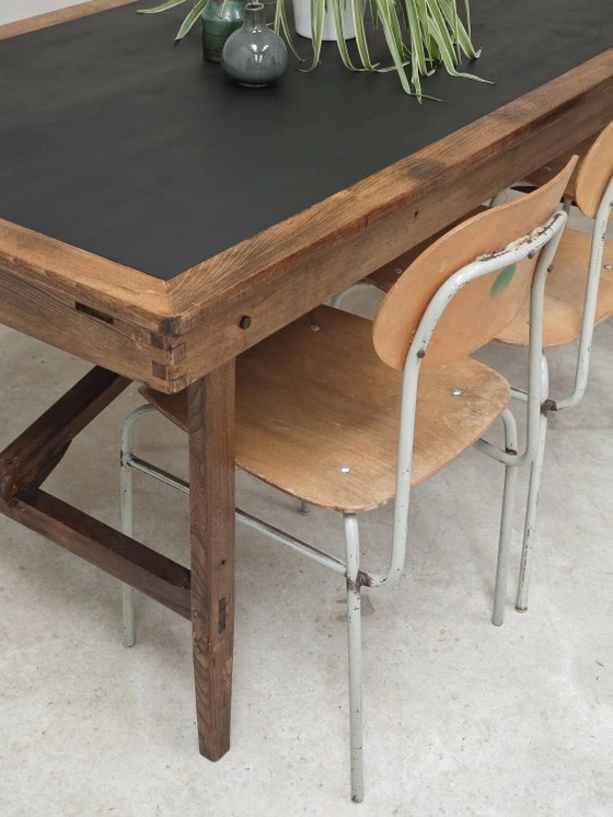 Tavolo pieghevole da officina vintage in rovere con piano nero patinato a mano. – Tavoli da pranzo (photo 25 of 37)