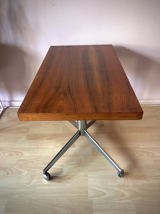 Bellissimo tavolino da caffè vintage di metà secolo con gambe in legno cromato e ruote
