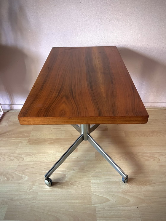 Image 1 of Bellissimo tavolino da caffè vintage di metà secolo con gambe in legno cromato e ruote