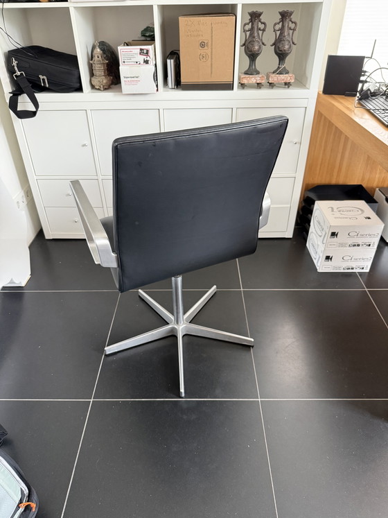 Sedia da ufficio Oxford Arne Jacobsen - pelle nera – Fritz Hansen, Sedie da ufficio, Alluminio (photo 2 of 6)