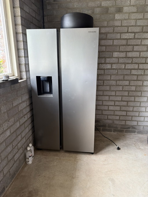 Réfrigérateur américain Samsung spacieux (côte à côte) avec distributeur de glaçons – Petite bosse