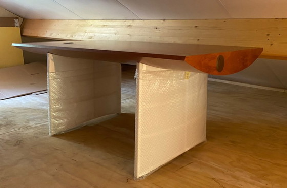 Image 1 of Jaren 80 stijl directie-bureau, houtfineer blad en witte, kunststof poten, gemaakt door meubelmaker