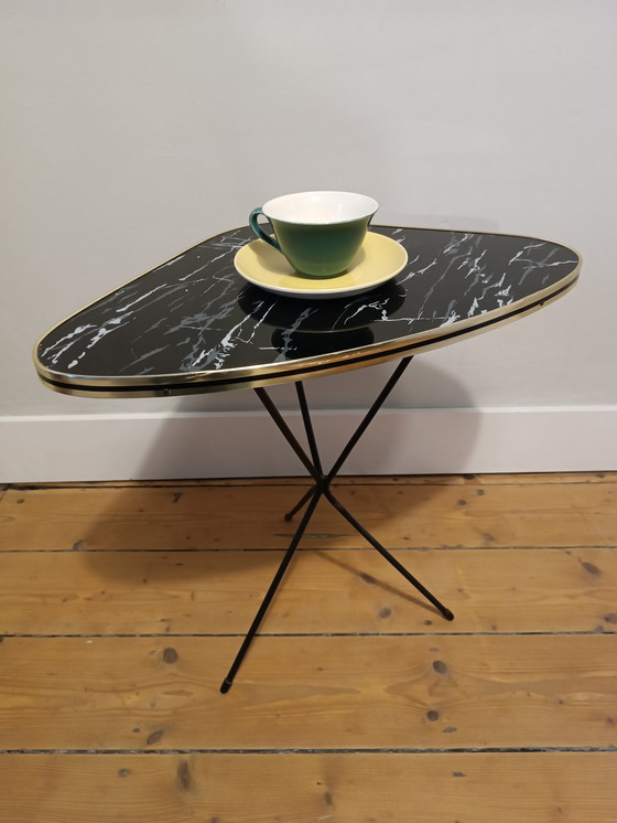 Image 1 of Table d'appoint trépied années 1950