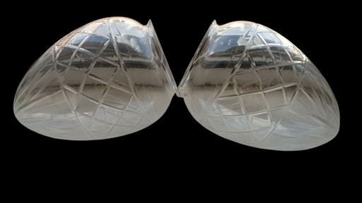 Paire de pièces détachées pour verres de lampe ciselés