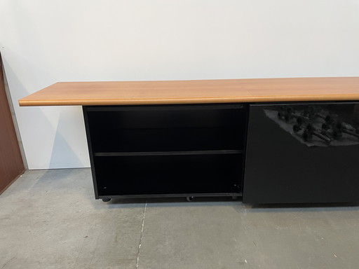 Buffet design italien noir avec plateau en bois, années 90