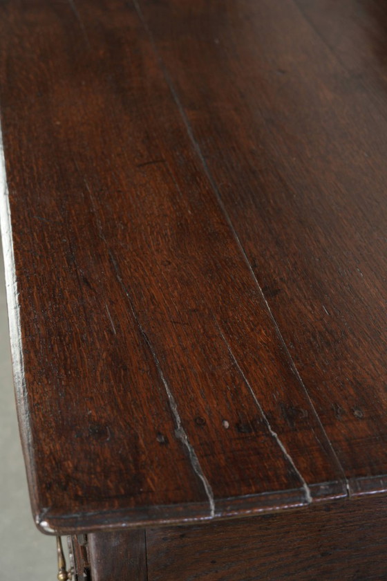 Elegant 18th-century English oak lowboy/side table with a luxurious appearance – Wood (photo 8 of 11)