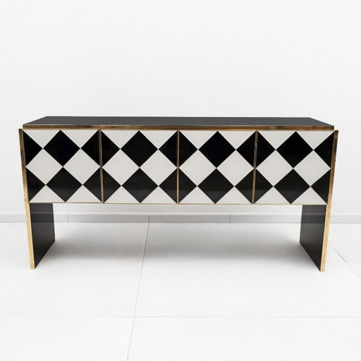 Sideboard mit weißem und schwarzem Rautenmuster und Messingdetails