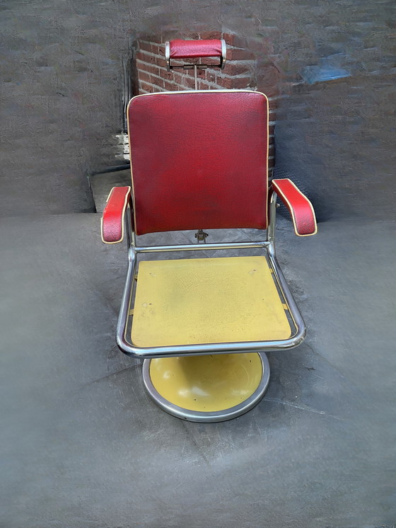 Image 1 of Alter Friseurstuhl