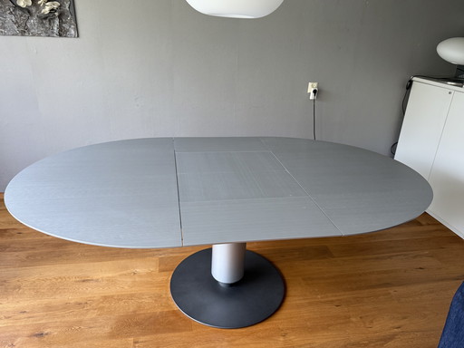 Leolux Calbuca extendable dining table