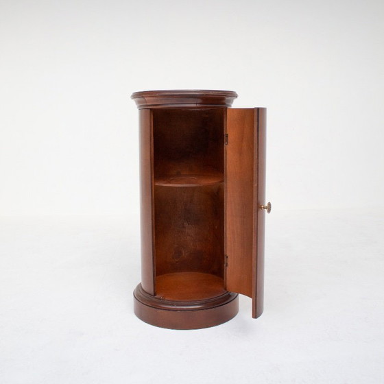Image 1 of Zylindrischer Holzschrank
