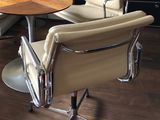 4x Vitra Eames Soft Pad Chair EA 208 draaibare vergaderstoel