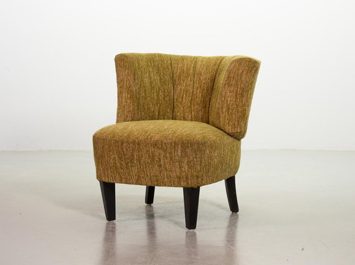Fauteuil club de style hollandais avec tapisserie en laine moutarde et pieds en chêne massif. Pays-Bas, années 1950.