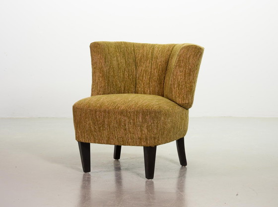 Image 1 of Fauteuil club de style hollandais avec tapisserie en laine moutarde et pieds en chêne massif. Pays-Bas, années 1950.