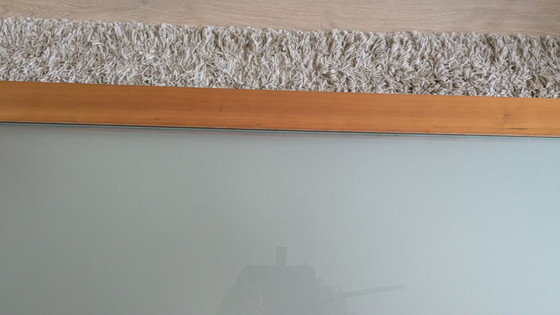 Image 1 of Table basse Arco en bois de cerisier rouge, élégante avec plateau en verre, datant de 1996.