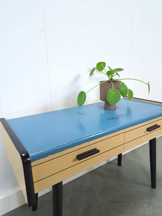 Image 1 of Jaren 50 ladekastje met blauw blad en zwarte poten vintage