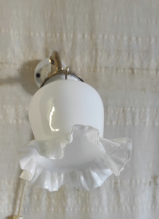 Image 1 of Wandlamp met zwanenhals van messing, porselein en opaalglas - midden 20e eeuw