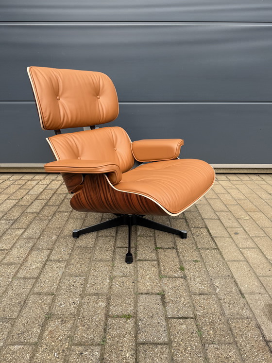 Image 1 of Poltrona lounge Vitra Eames XL + poggiapiedi, in pregiata pelle nera e palissandro Santos. NUOVA!!