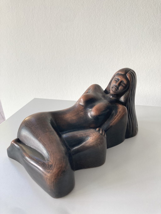 Sculpture nu couché