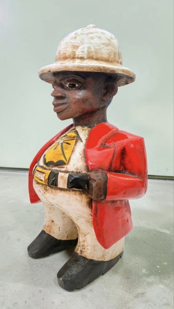 Image 1 of Afrikaner mit dickem Bauch und tropischem Helm