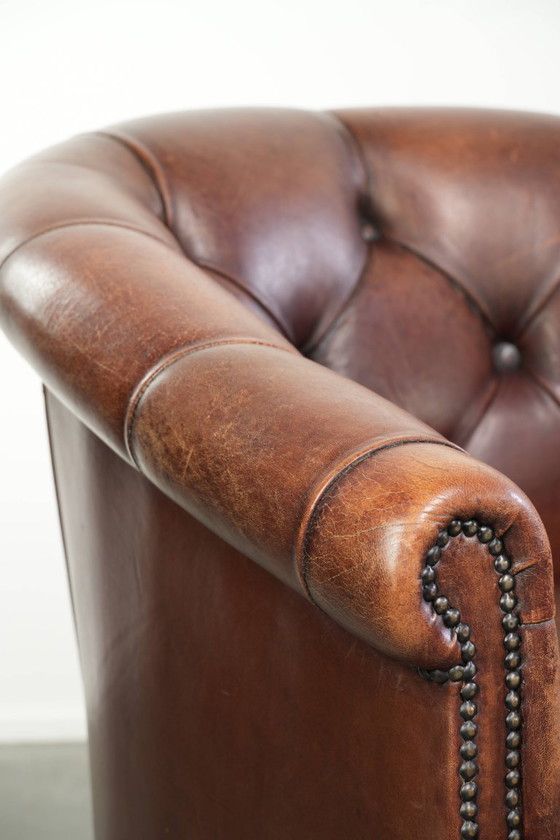 Image 1 of 2x karaktervolle en warme schapenleren clubfauteuil in Engelse chesterfield stijl