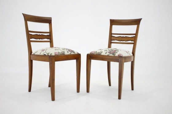 Image 1 of Een paar gerestaureerde Tsjechoslowaakse walnotenhouten stoelen uit de jaren 50, bekleed met bloemenstof.