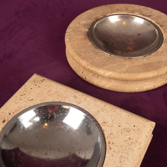 Pair of Italian Travertine Ashtrays / Vide-Poches, round and square 1970 – Table accessories, Metal (photo 14 of 20)