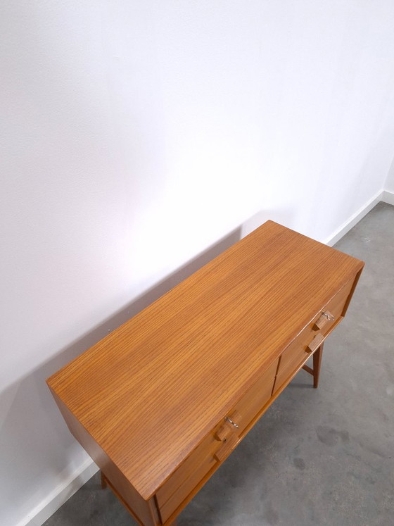 Cassettiera danese vintage in teak con gambe alte inclinate, tavolino, credenza – Cassettiere, Legno (photo 11 of 13)