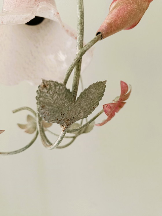 Image 1 of Lampadario in ferro battuto con tulipano in vetro di granito rosa