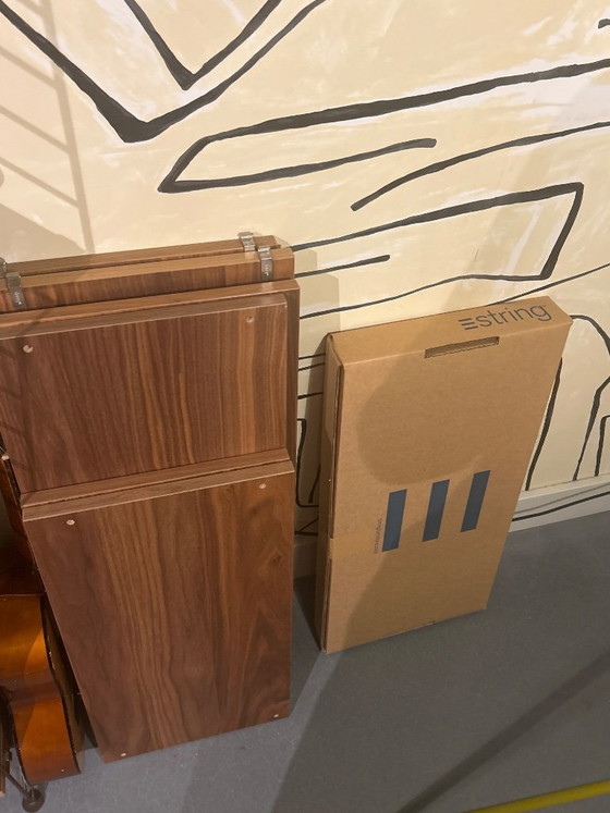 String Set Up Nussbaum (280cm x 275cm) – Vitrine, Holz (photo 5 of 5)