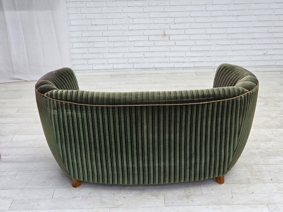 Dänisches 2-Sitzer-Gebogenes Sofa aus den 1960er Jahren, Bezug aus Velours, Eichenholz. – 2 Sitzer Sofas (photo 11 of 17)