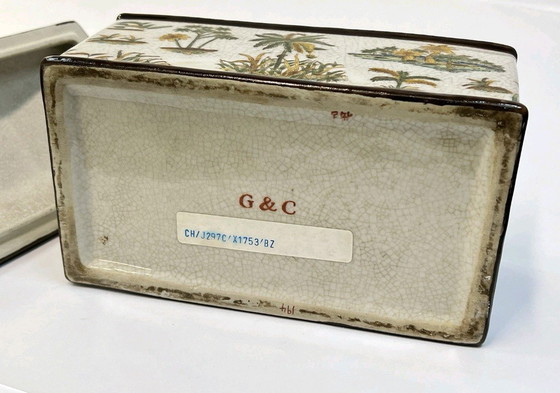 Image 1 of Boîte à bijoux rectangulaire unique en porcelaine, ornée d'un hippopotame en bronze.