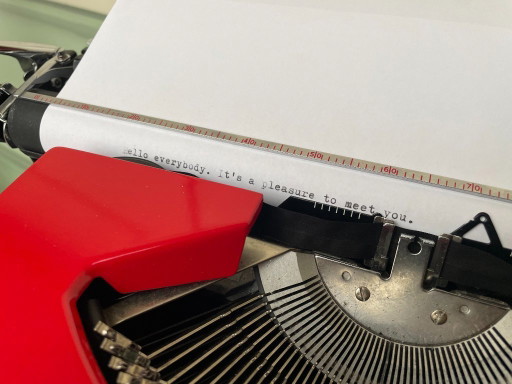Máquina de escribir Sperry Remington Idol roja con estuche, año 1980.