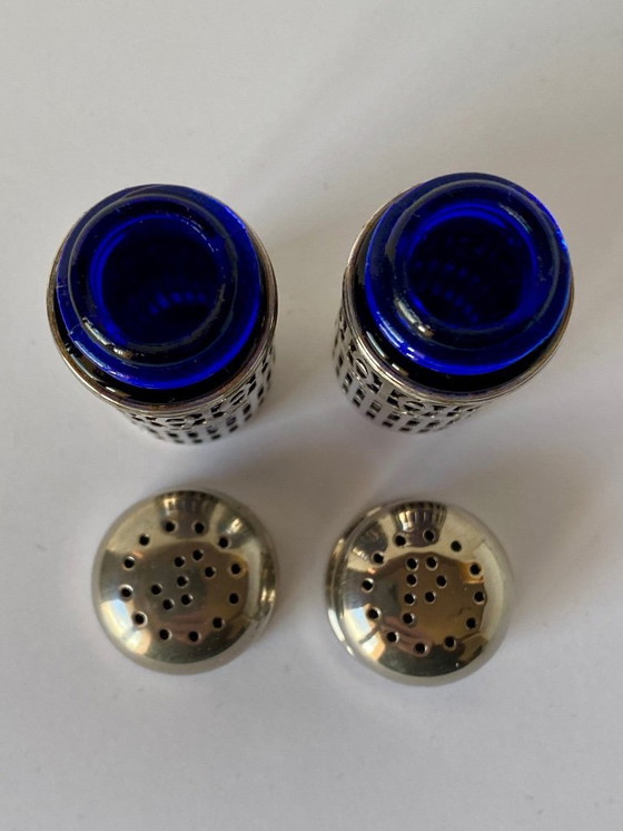 Image 1 of Ensemble ancien de salière et poivrière avec inserts en verre bleu cobalt – Angleterre – vers 1910-1935 – Plaqué argent