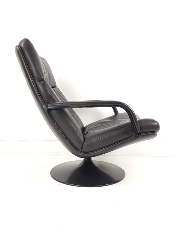 Image 1 of Sillón giratorio Artifort F142 de piel negra con base redonda