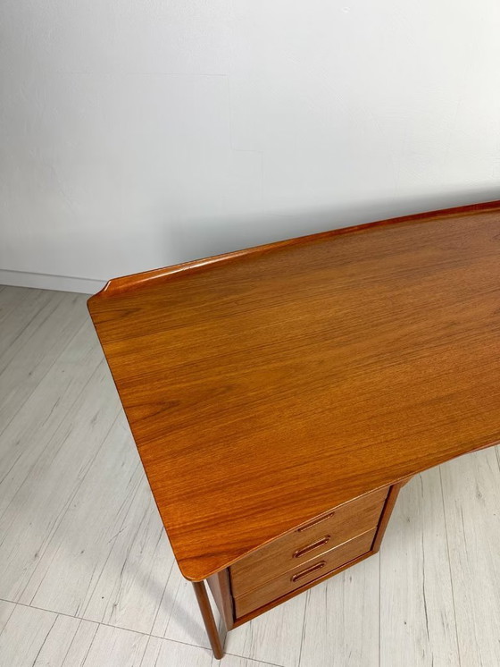 Image 1 of Gebogener Teakholzschreibtisch von Svend Aage Madsen 60s
