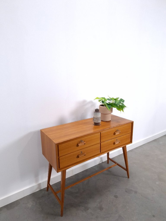 Cassettiera danese vintage in teak con gambe alte inclinate, tavolino, credenza – Cassettiere, Legno (photo 5 of 13)