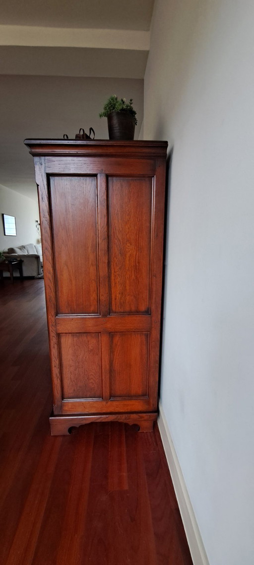 Wunderschöner, stilvoller, klassischer TV-Schrank in warmem Kirschrot