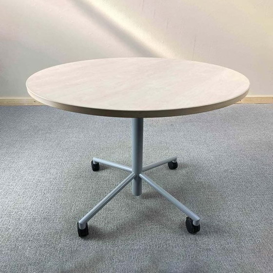 Image 1 of Nn Tisch in der Kantine