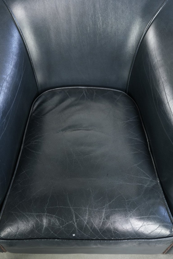 Image 1 of Poltrona club blu scuro in pelle bovina dal design intramontabile