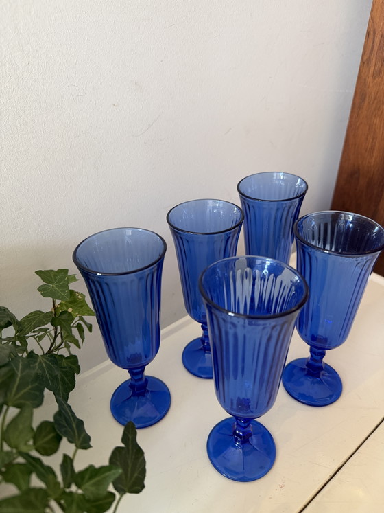 Image 1 of Ensemble de 5 flûtes vintage en verre bleu