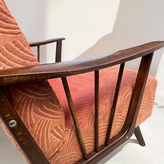 Image 1 of Fauteuil cocktail/lounge vintage avec accoudoirs en noyer et revêtement en tissu rouge d'origine. Un classique des années 19