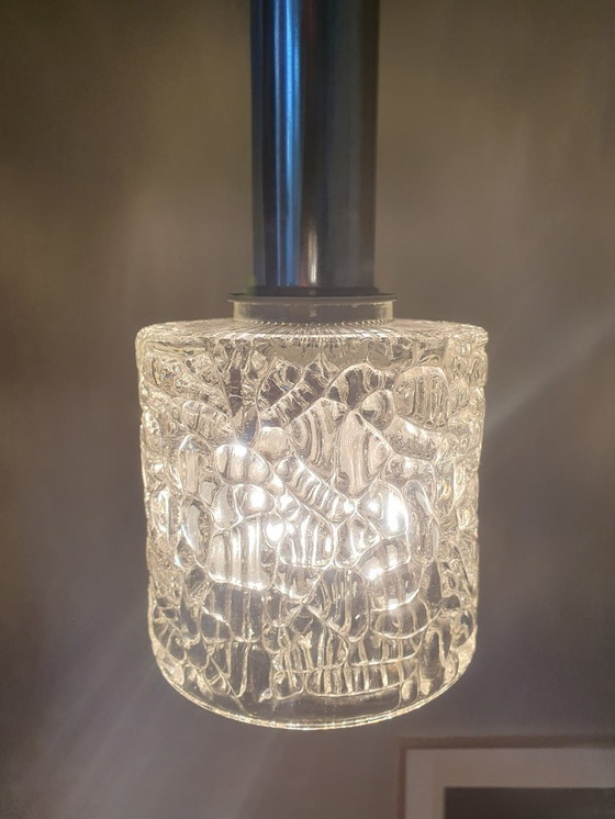 Image 1 of Suspension futuriste en verre craquelé avec luminaire chromé.