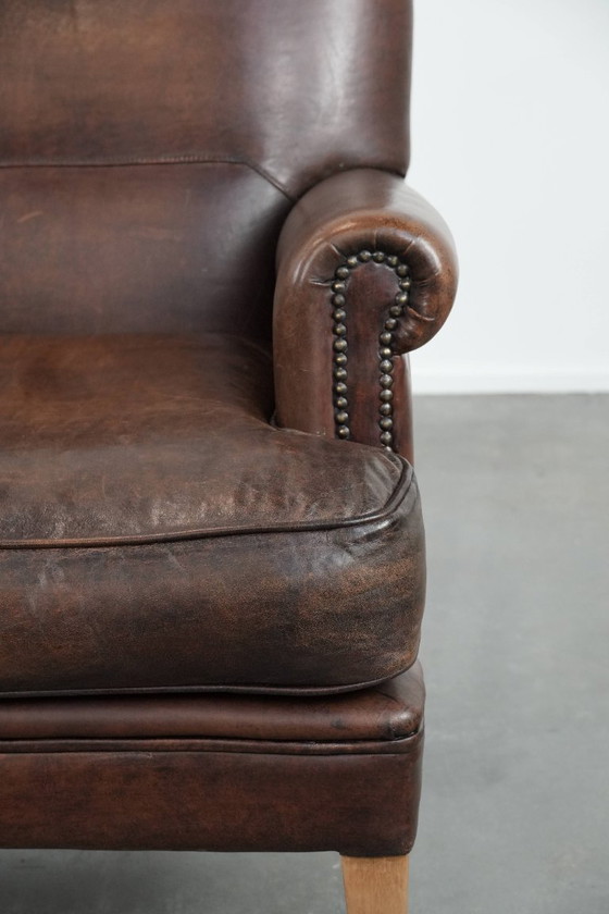 Image 1 of Magnifique fauteuil en peau de mouton de caractère, d'une couleur profonde