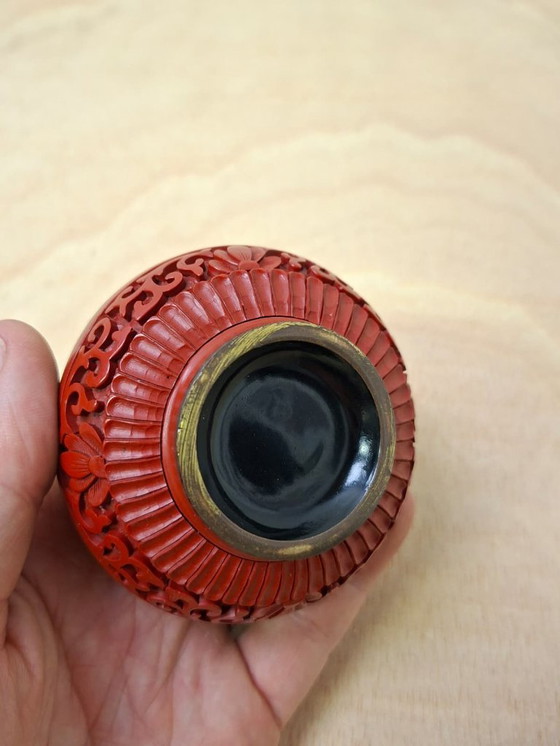 Image 1 of Tasse à encre rouge de Chine avec des fleurs sculptées à la main - vers 1940