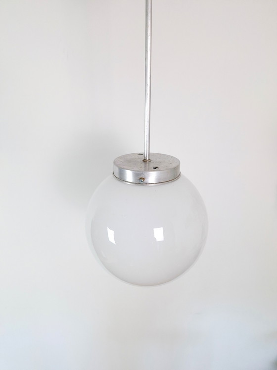 Image 1 of Lampe pendante vintage Globe Opaline, plafonnier de style Bauhaus